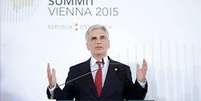 Werner Faymann foi taxativo ao pedir que ninguém confunda refugiados e terroristas  Foto: EFE