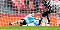 Gol de Luciano, no 1&ordm; turno do Brasileir&atilde;o, foi o &uacute;ltimo que Ceni levou do Corinthians  Foto: Alexandre Schneider / Getty Images