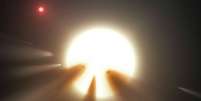 Ilustração mostra uma estrela atrás de um cometa fragmentado; observações sugerem que esse seja o motivo dos misteriosos padrões de luz da estrela KIC 8462852  Foto: Nasa