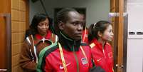 Emily Chebet Muge (centro) do Quênia em 27 de março de 2015 acompanhada da chinesa Changqin Ding (direita) na Conferência Mundial de Campeões de Cross Country na China  Foto: Kevin Lee / Getty Images