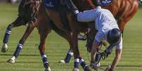 Príncipe Harry cai de cavalo durante partida de polo  Foto: BBC News Brasil