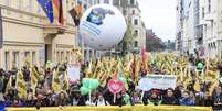 Milhares de pessoas foram às ruas de Berlim, capital da Alemanha, contra a mudança climática  Foto: Getty Images
