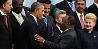 Barack Obama cumprimenta o presidente do Congo, Ali Bongo Ondimba, no início da COP21 em Paris  Foto: Getty Images