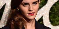 A atriz Emma Watson participou do projeto doando um sapato Louboutin  Foto: Pascal Le Segretain/Getty Images