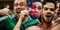 Torcida do Palmeiras não perdoou e comemorou com máscaras de Ricardo Oliveira  Foto: Fernando Dantas / Gazeta Press