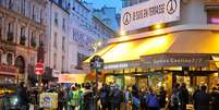 Café Bonne Bière reabre após ter sido atingido nos ataques de 13 de novembro  Foto: Getty Images 