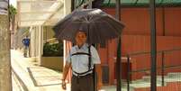 Segurar o guarda-chuva é chato? Que tal um cinto para manter as mãos livres?   Foto: Divulgação/Museu das Invenções