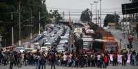 Protesto contra a reorganização escolar fecha a Rua Alvarenga, em frente ao Portão 1 da USP, em São Paulo (SP), na manhã desta sexta-feira (4). Os manifestantes seguem a passeata e estão na avenida Francisco Morato, próximo da Marginal Pinheiros, no sentido centro.  Foto: Renato Ribeiro Silva/Futura Press