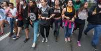 Protesto contra a reorganização escolar fechou a rua Alvarenga, em frente ao Portão 1 da USP, em São Paulo (SP).  Foto: Leonardo Benassatto/Futura Press