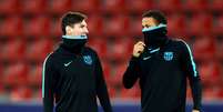 Neymar e Messi durante a sessão de treinos antes da partida contra o Bayer Leverkusen, pela Liga dos Campeões  Foto: Getty Images