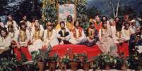 Maharishi Mahesh Yogi recebe os Beatles no retiro, em mar&ccedil;o de 1968  Foto: Getty Images