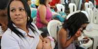Médicos ainda investigam se leite materno pode transmitir zika vírus, mas não recomendam parar amamentação  Foto:  ABr / BBC News Brasil