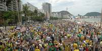 Protesto pede o impeachment da presidente do Brasil, Dilma Rousseff, em Copacabana no Rio de Janeiro, RJ, neste domingo (13).   Foto: Alessandro Buzas / Futura Press