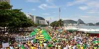 Protesto pede o impeachment da presidente do Brasil, Dilma Rousseff, na Avenida Atlântica, no Bairro de Copacabana, no Rio de Janeiro, RJ, neste domingo (13)  Foto: Luiz Souza/Futura Press