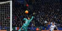Mahrez chuta para marcar um dos gols da vitória do Leicester sobre o Chelsea  Foto: Getty Images