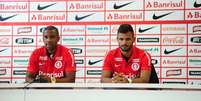 Fabinho (&agrave; esquerda) e Fernando Bob foram os primeiros refor&ccedil;os apresentados pelo Inter para a temporada 2016  Foto: Divulga&ccedil;&atilde;o/Ricardo Duarte/Internacional
