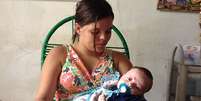 Valéria, mãe de Arthur Emanuel, teve sintomas do zika pouco antes de completar quatro meses de gravidez  Foto: Camilla Costa / BBC News Brasil