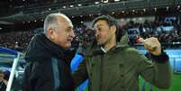 Felipão e Luis Enrique se cumprimentam durante partida  Foto: Shaun Botterill / Getty Images 