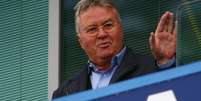 Novo t&eacute;cnico do Chelsea, Guus Hiddink acompanhou partida no Stamford Bridge  Foto: Clive Mason / Getty Images