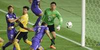 Douglas aproveita cobrança de escanteio para marcar 1º gol do Hiroshima  Foto: Franck Robichon / EFE
