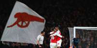 Arsenal fica a dois pontos do líder Leicester  Foto: Clive Rose / Getty Images