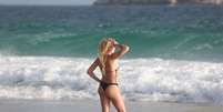 Danielle Winits, 42 anos, mostrou sua boa forma durante um passeio com os filhos, Noah e Guy, nessa segunda-feira (21), na praia da Barra da Tijuca (RJ)  Foto: Dilson Silva / AgNews