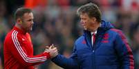 Ap&oacute;s a derrota, Van Gaal &eacute; cumprimentado pelo atacante Rooney  Foto: Getty Images