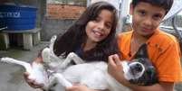 Quando há tiroteios, Samira e Samir ficam em casa, brincando na laje de casa com a cachorra Princesa  Foto: BBC / BBC News Brasil