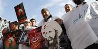 Com cartazes e retratos, manifestantes iranianos protestaram contra a execução de Nimr Baqir al Nimr  Foto: EFE