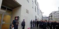 Presidente francês François Hollande, inaugura placa em homenagem às vítimas dos ataques ocorridos há um ano em frente à antiga sede do jornal satírico Charlie Hebdo  Foto: EFE