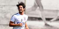Enquanto não surgem propostas, Pato segue treinando como jogador do Corinthians  Foto: Sergio Barzaghi / Gazeta Press