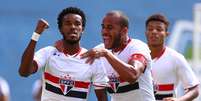 Joanderson (esq.) marcou o primeiro gol do São Paulo em cobrança de pênalti  Foto: Marcos Bezerra / Futura Press