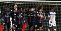 Jogadores do Paris Saint-Germain comemoram gol de Thiago Silva  Foto: Etienne Laurent / EFE