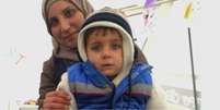 Malak Al-Maari e seu filho de 2 anos; família está a caminho da Alemanha  Foto: Divulgação/BBC Brasil / BBC News Brasil