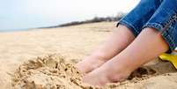 Caminhar descal&ccedil;o na areia &eacute; bom exerc&iacute;cio para prevenir joanetes.  Foto: Shutterstock / Vivo Mais Saud&aacute;vel