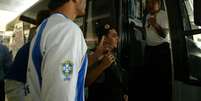 Benecy Queiroz (na porta do ônibus) é supervisor de futebol do Cruzeiro  Foto: Pedro Silveira/O Tempo / Gazeta Press