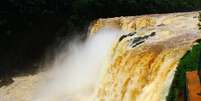 Embora bem menores do que as Cataratas do Iguaçu, o conjunto de três quedas d'água do rio Monday pode ser considerado um espetáculo igualmente belo   Foto: Cesar Martins/flickr