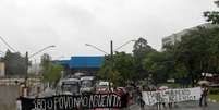 Manifestantes bloqueiam terminal de ônibus de Santo Amaro, em São Paulo (SP), na manhã desta terça-feira (12), em protesto contra o aumento da tarifa do transporte público.  Foto: Marivaldo Oliveira/Futura Press