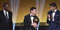 Kaká entregou o prêmio de Bola de Ouro a Messi  Foto: Lance!