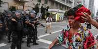 Homem fica ferido durante confronto em protesto do Movimento Passe Livre (MPL) contra o aumento da tarifa do transporte em São Paulo  Foto: André Lucas Almeida/Futura Press
