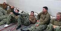 Soldados norte-americanos capturados aguardam em sala decis&atilde;o da Guarda Revolucion&aacute;ria sobre sua soltura.  Foto: EFE