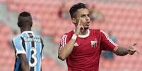 Wesley comemora segundo gol do Ituano sobre o Grêmio  Foto: Miguel Schincariol / Gazeta Press