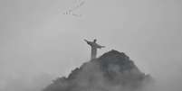 Nuvens encobrem o Cristo Redentor no Rio de Janeiro  Foto: Alessandro Buzas/Futura Press