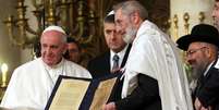 Papa Francisco troca presentes com membros da comunidade judaica de Roma  Foto: Franco Origlia / Getty Images