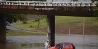 Motorista teve o carro inundado após tentar atravessar alagamento em via de Brasília   Foto: Agência Brasil