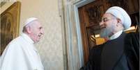 O papa Francisco cumprimenta o presidente do Irã, Hassan Rohani, em visita ao Vaticano   Foto: Agência Brasil