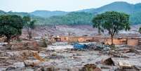 O rompimento da Barragem de Fundão, em 5 de novembro, despejou milhões de metros cúbicos de resíduos de mineração, devastando o distrito de Bento Rodrigues e matando 17 pessoas  Foto: Agência Brasil