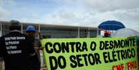 Manifestantes fazem ato contra a privatização do setor elétrico na Praça dos Três Poderes, em frente ao Palácio do Planalto   Foto: Agência Brasil