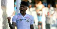 Gabriel, jogador do Santos FC, comemora seu gol durante partida contra o São Bernardo FC, válida pela primeira rodada da primeira fase do Campeonato Paulista 2016.  Foto: Guilherme Dionizio/Gazeta Press