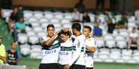 Kleber , do Coritiba, comemora o quarto gol contra o FC Cascavel, durante partida v&aacute;lida pela primeira rodada do Campeonato Paranaense, realizada no Estadio Couto Pereira  Foto: Gazeta Press